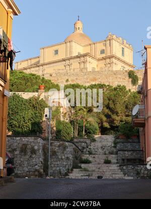 Milazzo - Scorcio del Duomo Antico dalla strada Foto Stock