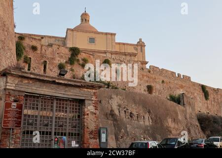 Milazzo - Scorcio del Duomo Antico dall'ingresso del castello Foto Stock