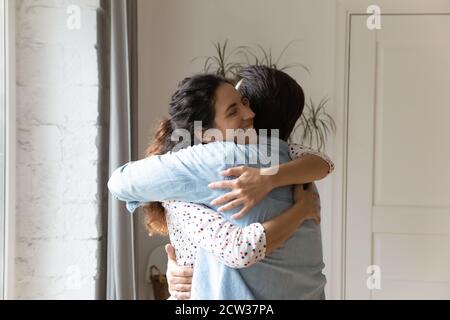 La coppia felice abbraccia la riconciliazione mostrando l'amore nelle relazioni Foto Stock