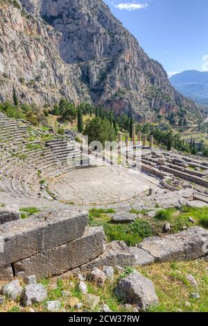 Vista dell'antico teatro di Delfi e del tempio di Apollo, Grecia. Foto Stock