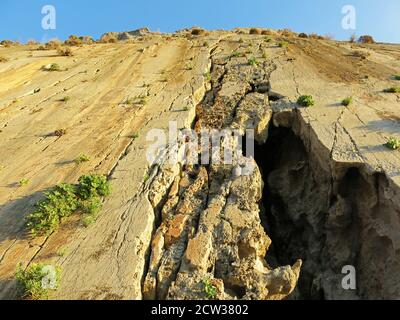 Scogliera verticale chiamata Gonates o Paligremnos situato vicino Plakias, Creta, Grecia. Foto Stock