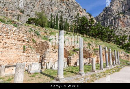 Antico colonnato romano del foro, Delfi, Grecia Foto Stock