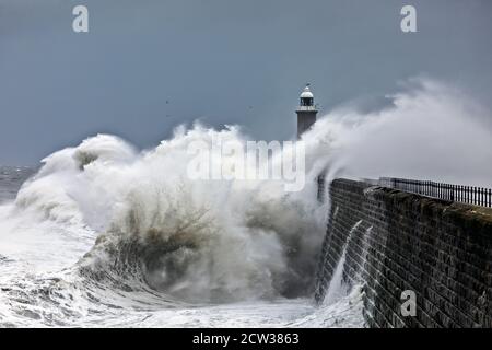 Grandi mari al molo di Tynemouth North Foto Stock