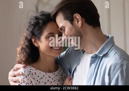 Felice romantico abbraccio giovane coppia mostrando amore Foto Stock