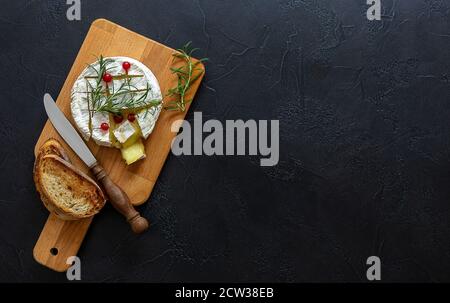 Camembert al forno con miele, fichi e pane fresco Foto Stock