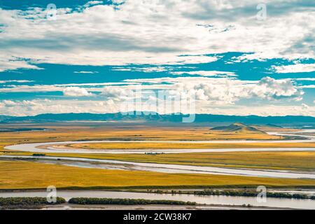 Il fiume giallo che si snoda nella Ruoergai Grassland, la parte settentrionale della provincia del Sichuan, in Cina. Foto Stock