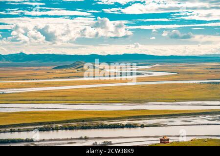 Il fiume giallo che si snoda nella Ruoergai Grassland, la parte settentrionale della provincia del Sichuan, in Cina. Foto Stock