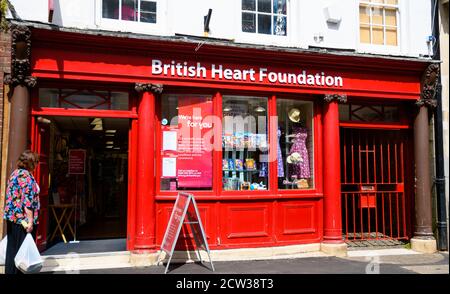 Tiverton, Regno Unito - Agosto 17 2020: La facciata del negozio di beneficenza della British Heart Foundation a Fore Street Foto Stock