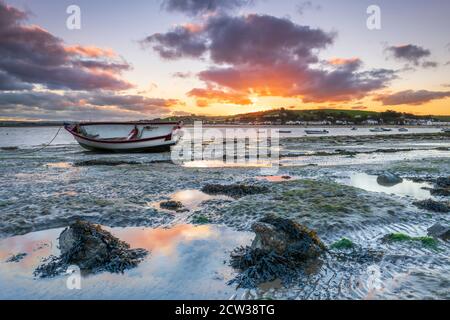 Appletore, North Devon, Inghilterra. Domenica 27 settembre 2020. Regno Unito Meteo. Dopo una notte molto fredda nel Devon del Nord, all'alba una fresca brezza soffia attraverso l'estuario, mentre un'alba colorata si riflette nelle piccole piscine rocciose del fiume Torridge al North Devon, il torrente costiero di Appletore. Credit: Terry Mathews/Alamy Live News Foto Stock