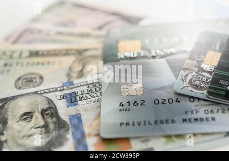 Carte di credito e soldi del dollaro. Concetti di prestito personale, finanza, bancario, debito. Foto Stock