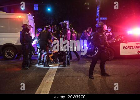 Portland, OREGON, Stati Uniti. 27 Settembre 2020. I manifestanti sono detenuti dalla polizia a Portland, Oregon, 26 settembre 2020. Portland ha subito una protesta ogni notte dalla morte di George Floyd. La protesta di questa notte ha coinciso con un orgoglioso Boys rally all'inizio della giornata. Credit: Stephanie Keith/ZUMA Wire/Alamy Live News Foto Stock