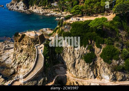 Vista aerea della costa e del percorso costiero che corre Attraverso Lloret de Mar sulla Costa Brava in Spagna Foto Stock