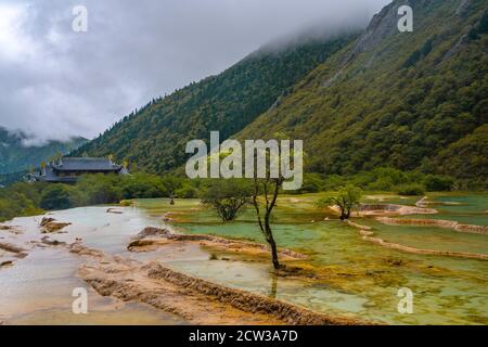 Le piscine colorate nella Valle di Huanglong, nella provincia di Sichuan, Cina. Foto Stock