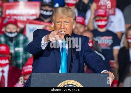 Middletown PA - SETTEMBRE 26: Il presidente degli Stati Uniti Donald J. Trump parla durante l'evento di rally della Grande campagna di rimonta americana all'aeroporto internazionale di Harrisburg il 23 settembre 2020 a Middletown, Pennsylvania. Il presidente Donald Trump è arrivato su Air Force One dopo aver nominato il giudice Amy Coney Barrett per sostituire il defunto Justice Ruth Bader Ginsburg presso la Corte Suprema degli Stati Uniti nel Rose Garden. Il presidente Trump promette ai suoi sostenitori di vincere di nuovo la Pennsylvania e rinnova il suo monito sulle urne elettorali. Foto Stock