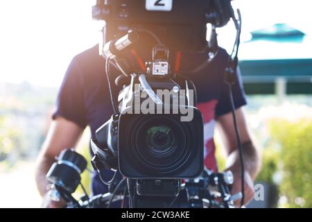 L'obiettivo della fotocamera è focalizzato sugli ospiti del programma a. l'inizio della missione del cameraman e per la trasmissione Foto Stock