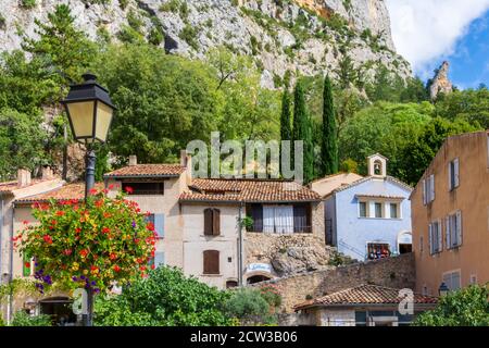 Una vista sul centro di Moustiers-Sainte-Marie, un borgo medievale nella regione Provenza della Francia. Foto Stock