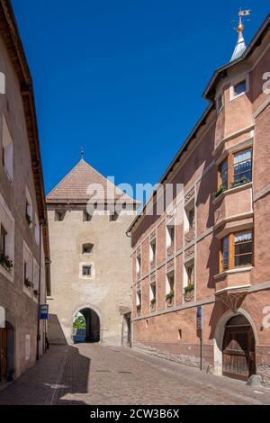 Via Malles, una delle strade principali del centro storico di Glurns, che conduce alla porta nord, Alto Adige, Italia Foto Stock