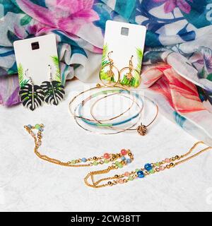 Gioielli collana bracciale orecchini accessori primo piano isolato Foto Stock
