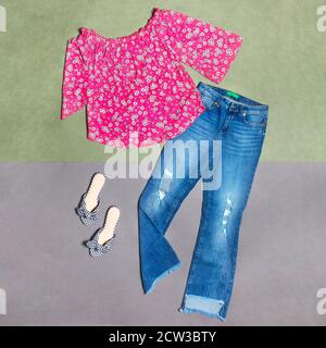 Abito in stile fiore ragazza con pantaloni jeans vista dall'alto Foto Stock