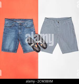 Pantaloncini uomo jeans con scarpe nere a sfondo isolato Foto Stock