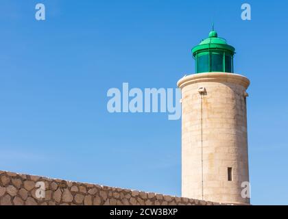 Una vista dello storico faro nella città costiera di Cassis nella regione della Provenza in Francia. Foto Stock