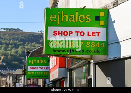 Pontypridd, Galles - Settembre 2020: Cartelli su edifici in Taff Street, Pontypridd, pubblicità negozi vuoti a lasciare Foto Stock