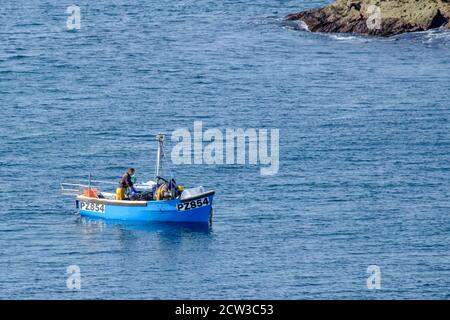 Vista sul mare dal punto più meridionale, con vista sulla baia di Polpeor, pescatori della cornovaglia che pescano Foto Stock