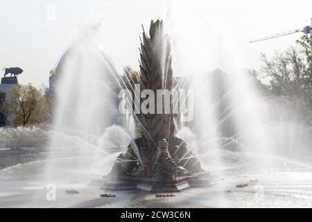 Russia, Mosca, 25 settembre 2020: Fontana 'orecchio d'oro' a VDNKh Foto Stock