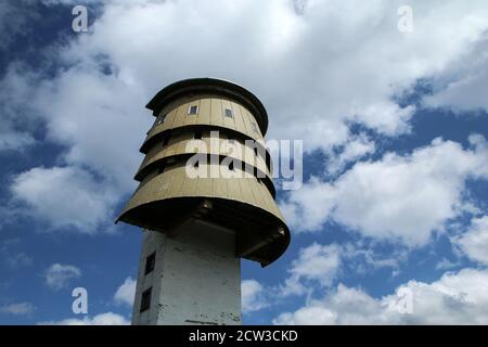 La torre di osservazione sulla cima della collina Poledník nel parco nazionale di Šumava nella Repubblica Ceca. Ex stazione militare di intercettazione. Foto Stock