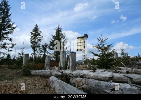 La torre di osservazione sulla cima della collina Poledník nel parco nazionale di Šumava nella Repubblica Ceca. Ex stazione militare di intercettazione. Foto Stock