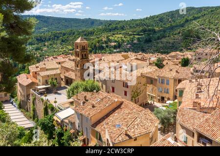 Una vista sul villaggio di Moustiers-Sainte-Marie in Provenza, Francia. Foto Stock