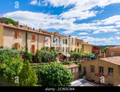 Moustiers-Sainte-Marie, Francia - 14 agosto 2018: Il centro di Moustiers, un borgo medievale nella regione Provenza della Francia. Foto Stock