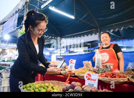 Shanghai, Laos. 30 gennaio 2020. Un cliente scansiona un codice QR per pagare in un mercato notturno di Vientiane, Laos, il 30 gennaio 2020. Credit: Kaikeo Saiyasane/Xinhua/Alamy Live News Foto Stock