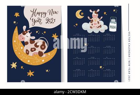 Natale carino cartoon mucca vettore 2021 calendario modello illustrazione con disegni a mano animali e decorazioni. Poster regalo di benvenuto ornato per il nuovo anno 2021 per i formati a3, a4, a5. Illustrazione Vettoriale
