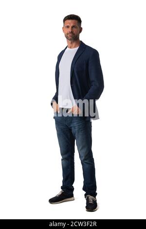 Ritratto a lunghezza intera di un uomo d'affari serio di medio adulto in jeans e blu blazer isolato su sfondo bianco, persone casual Foto Stock