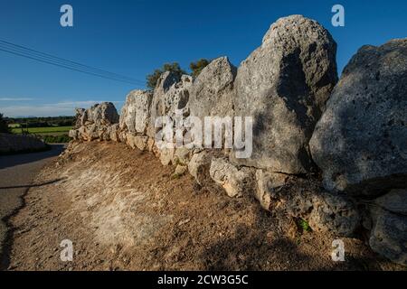 muralla de un poblado talayótico, es Pou Celat (Salat), Maiorca, Isole baleari, Spagna Foto Stock