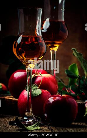 Bevanda alcolica d'oro forte francese dalle mele, vita still rustica, fuoco selettivo Foto Stock