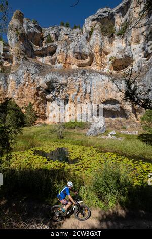 Clclista en el sendero, Parque Natural del Cañón del Río Lobos, Soria, Comunidad Autónoma de Castilla, Spagna, Europa Foto Stock