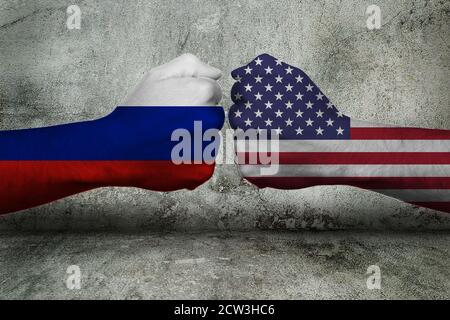 Illustrazione 3D di un concetto del conflitto tra Russia e. Gli Stati Uniti d'America con due pugni opposti dentro parte anteriore di una parete Foto Stock