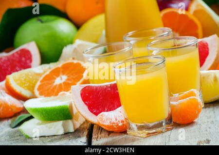 Cocktail agli agrumi, caraffa, frutta su sfondo scuro, messa a fuoco selettiva Foto Stock