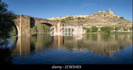 Puente Sobre medievale el río Ebro, San Vicente de la Sonsierra, la Rioja, Spagna Foto Stock