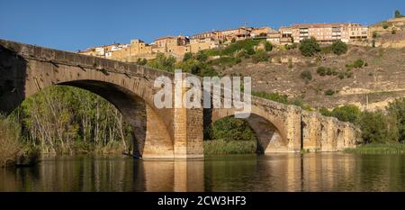 Puente Sobre medievale el río Ebro, San Vicente de la Sonsierra, la Rioja, Spagna Foto Stock