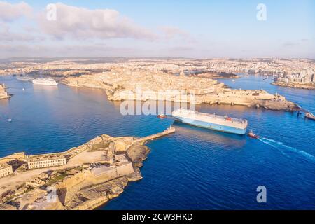 Rimorchiatore di rimorchiatore nave grande blu porto marino Valetta, Malta. Vista dall'alto dell'antenna Foto Stock