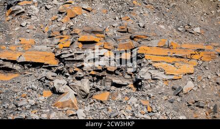 Sezione geologica del suolo, strati di oro di carbone. Overfara aperto miniera antracite. Conseguenze dopo l'esplosione della roccia Foto Stock