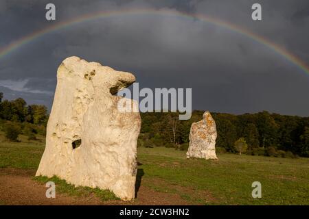 arcoiris sobre el Dolmen, Parque Megalítico de Legaire, campas de Legaire , Álava, Pais Vasco, Spagna Foto Stock