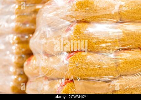 Produzione di pasta trasportatore automatico, essiccazione e insaccatura in vendita Foto Stock