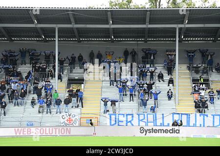 Karlsruhe, Germania. 27 Settembre 2020. Tifosi in stand durante l'inno KSC. GES/Football/2nd Bundesliga: Karlsruher SC - VfL Bochum, 09/27/2020 Calcio: 2nd Lega tedesca: Karlsruhe vs Bochum, Karlsruhe, 27 settembre 2020 | usage worldwide Credit: dpa/Alamy Live News Foto Stock