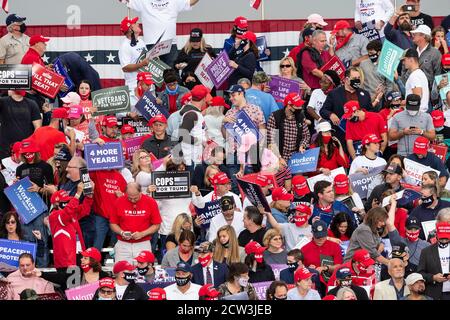 Middletown, PA - 26 settembre 2020: I sostenitori del presidente Trump partecipano al raduno MAGA per le elezioni presidenziali 2020 all'aeroporto di Harrisburg Foto Stock