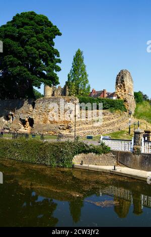 Mura del castello di Tonbridge riflesse nel fiume Medway, Tonbridge, Kent, Inghilterra Foto Stock