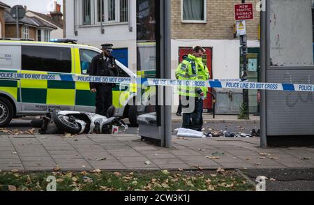 27 settembre 2020 UNA collisione tra un'auto e una moto ha portato Sutton High St a uno stand ancora questa volta, l'ambulanza Air è atterrato in un verde grazie al conducente di moto non è stato gravemente ferito e stava portando in ospedale da ambulanza.Paul Quezada-Neiman/Alamy Live News Foto Stock